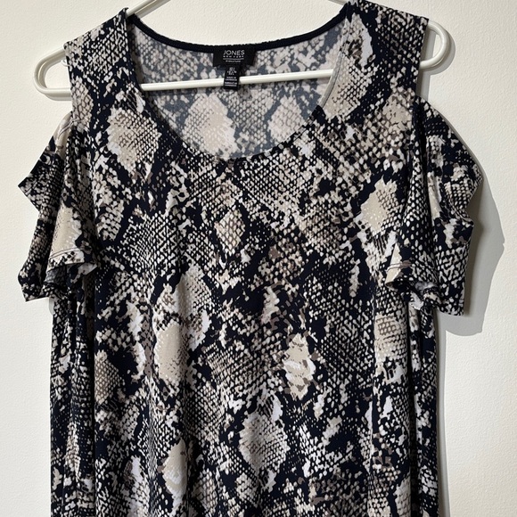 🎉4/30$🎉 Jones New York (L) Black and Cream Snake Print Top - Picture 3 of 5